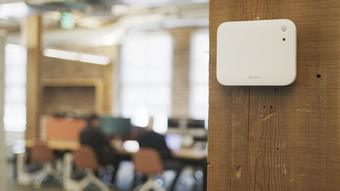 Kaiterra Sensedge Go monitor mounted on a wooden column